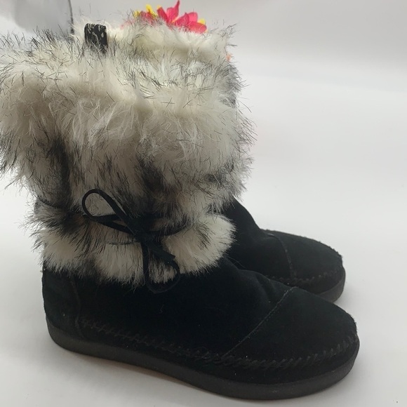 Toms Nepal Black Faux Fur Suede Moccasin Boots Sz 6. WRB1550K - Picture 2 of 6